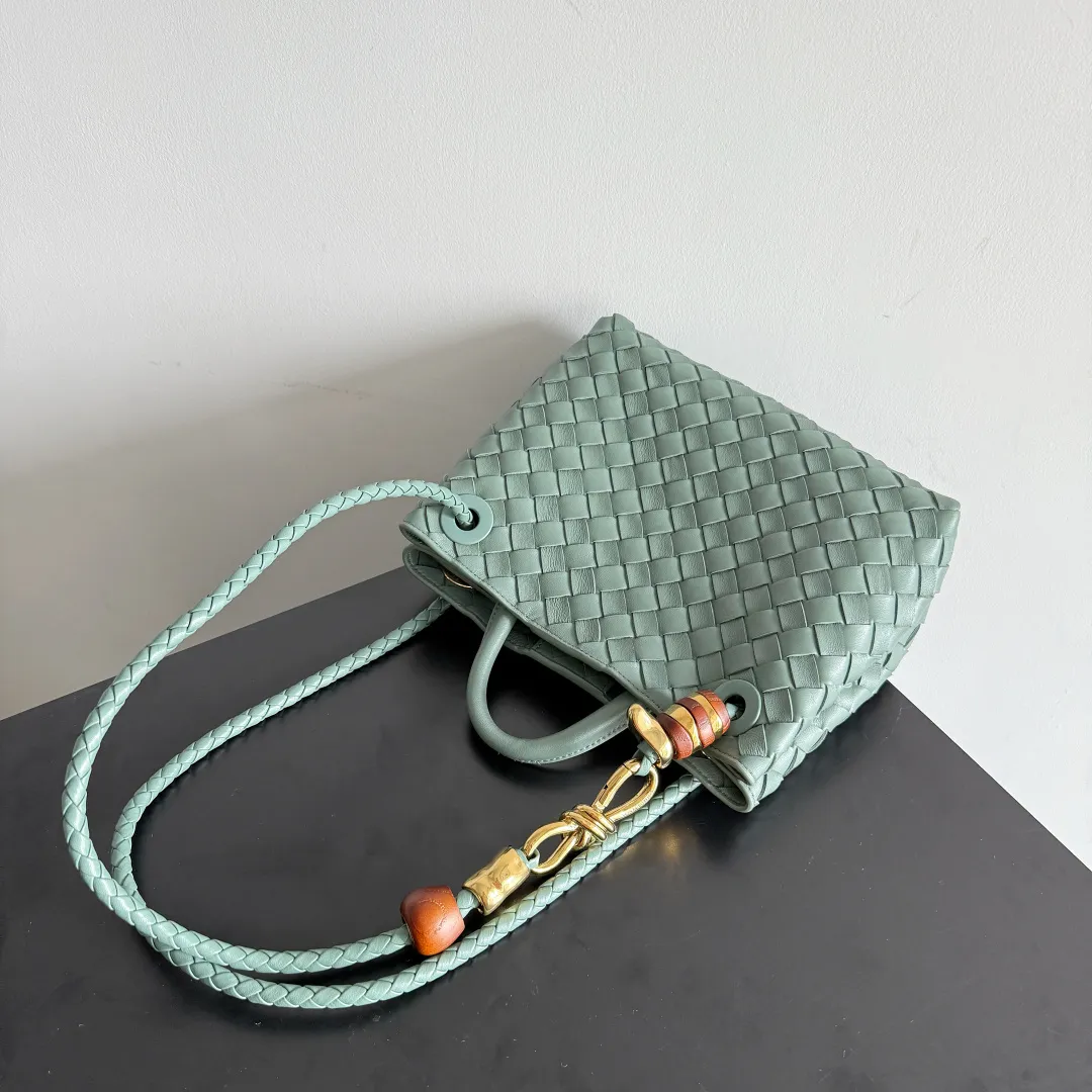 The new Andiamo batch of 3060 BV is shipped‼ ️The classic intercciato weaving process is used to create a soft bag, the metal knot is made of micro-cast aluminum using jewelry technology🪢, and the decorative beads are made of metal and hand-polished oak, allowing you to jump repeatedly between elegance and fun💃, making it unpredictable. Classic and versatile, it shows off your temperament, and the bag has a large capacity, making it very convenient for daily commuting! It has a variety of carrying methods, the shoulder straps can be adjusted by yourself, the original lambskin feels soft and delicate, and the unisex style breaks gender boundaries and brings a more practical and long-lasting use experience. The Andiamo, which has both elegant and casual styles, perfectly interprets the "fashionable old money style". Style No.: 743568+Wood Hardware Color: Aloe Green Size: 25*22*10.5cm